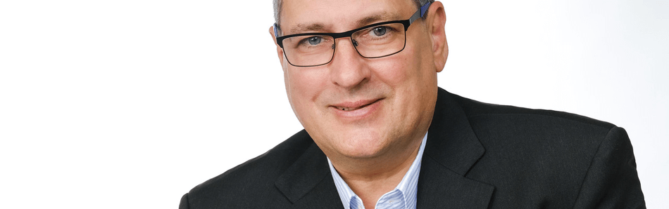 Ralf Sieben bei der strukturierten Analyse bestehender Versicherungen